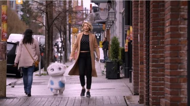 les baskets de Alice (Jenna Elfman) dans Imaginary Mary