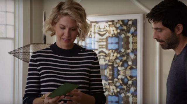 le pull marine à rayures de Alice (Jenna Elf­man) dans Ima­gi­nary Mary