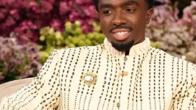 Chaqueta elegante usada por (Caleb McLaughlin) como se ve en The Jennifer Hudson Show