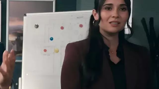 Un homme à l’intérieur S02 Blazer de Julie Estrada porté par Julie (Lilah Richcreek) comme on le voit dans Un homme à l’intérieur (S02)