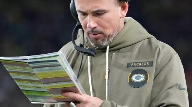Matt LaFleur Packers 2025 Salute To Service Jacket en Cómo elegir el tamaño correcto de la camiseta de la NFL (Nike Edition)