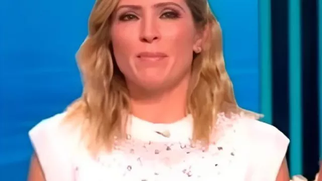 Gilet blanc orné de Sara Haines porté par Sara Haines comme on le voit dans The View