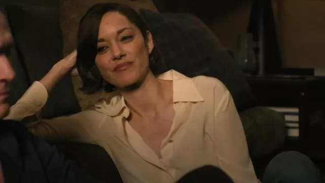 Gucci Chemise boutonnée en crêpe de soie jaune pâle 2020 portée par Céline Dumont (Marion Cotillard) vue dans The Morning Show (S04E09)