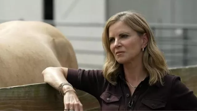 Polo Amina des citoyens de l’humanité porté par Natalie Morales tel qu’on le voit dans CBS Mornings le 11 novembre 2025