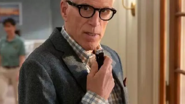 Traje usado por Charles Nieuwendyk (Ted Danson) como se ve en A Man on the Inside