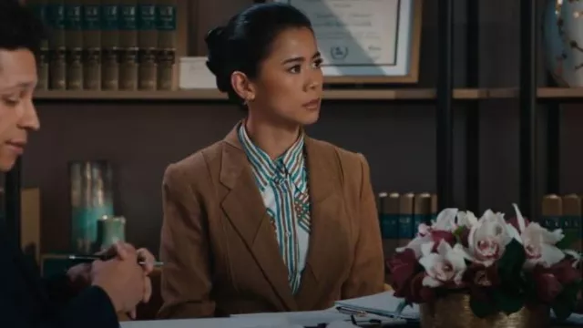 Yigal Azrouel Blazer en laine mélangée beige doré porté par Sarah Franklin (Leah Lewis) comme on le voit dans Matlock (S02E05)