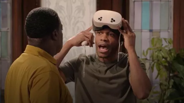 Casque de réalité virtuelle tout-en-un Meta Quest 3S 128GB porté par Jake (Jermaine Fowler) comme on le voit dans Crutch (S01E06)