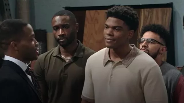 Polo en tricot texturé de coton écossais et soda porté par Teddy (Spence Moore II) comme on le voit dans Béquille (S01E06)