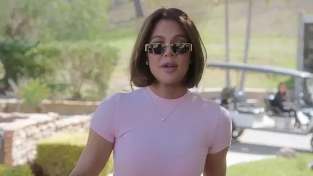 T-shirt bébé en coton léger à manches courtes Khy porté par Khloé Kardashian comme on le voit dans The Kardashians (S07E04)