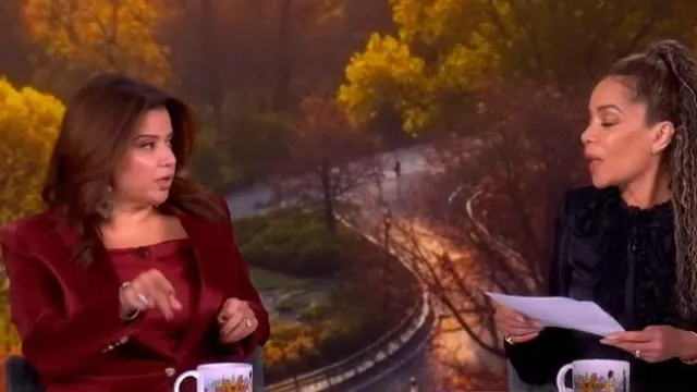 Alice + Olivia Silas Blazer en velours porté par Ana Navarro comme on le voit dans The View le 12 novembre 2025
