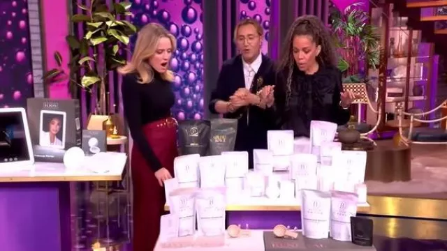 Pantalones anchos con cinturón de seda Zimmermann Tuck usados por Sara Haines como se ve en The View el 12 de noviembre de 2025