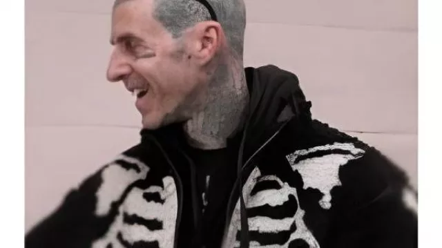 The Kardashians S7 Travis Barker Squelette Jacket porté par (Travis Barker) dans The Kardashians (S06)