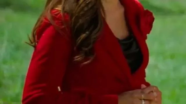 Finding Mr. Christmas S02 Heather Hemmens Blazer en velours rouge porté par (Heather Hemmens) dans Finding Mr. Christmas (S02)