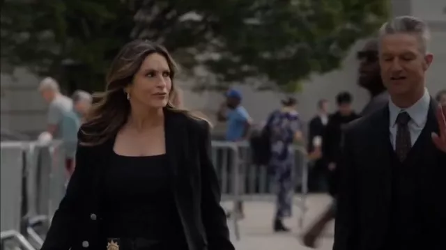Camiseta sin mangas de cuello cuadrado acanalado Vince usada por Olivia Benson (Mariska Hargitay) como se ve en Law & Order: Special Victims Unit (S27E06)