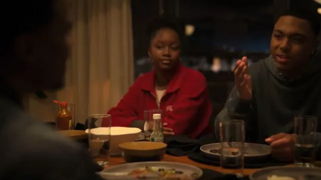 Suéter con cremallera de vellón invertido de Paper Planes usado por Naima Stewart (Aderinsola Olabode) como se ve en Duda razonable (S03E10)