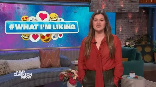 Zara Printed Blouse with Ties worn by Kelly Clarkson as seen in The Kelly Clarkson Show on November 14, 2025