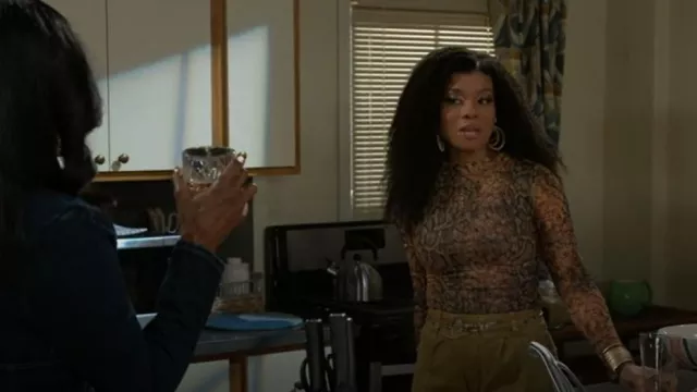 Pantalon en jean taille basse Akira Give It To Me porté par Eva Thomas (Ambyr Michelle) comme on le voit dans Beyond the Gates (S01E163)