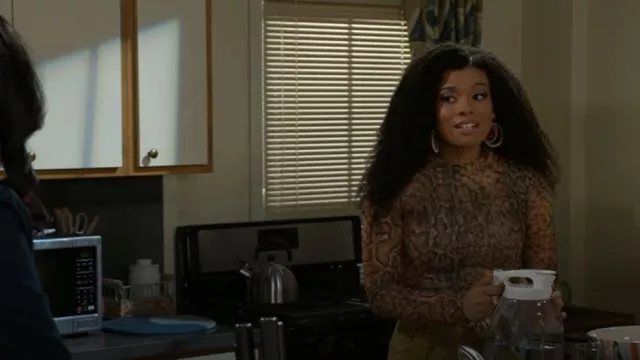 Boucles d’oreilles Lovisa Neutral Beaded Triple Circle Drop portées par Eva Thomas (Ambyr Michelle) comme on le voit dans Beyond the Gates (S01E163)