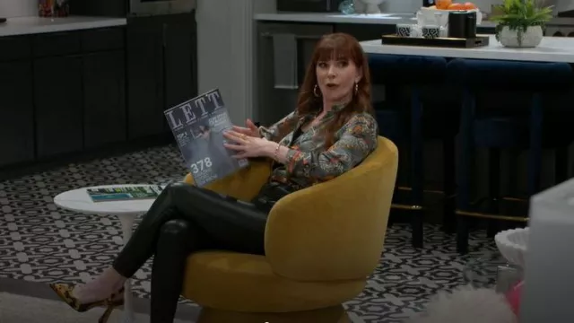 Cult of Coquette Farah Vegan Satin Tiger Print Slingbacks portés par Pamela Curtis (Cady McClain) comme on le voit dans Beyond the Gates (S01E164)