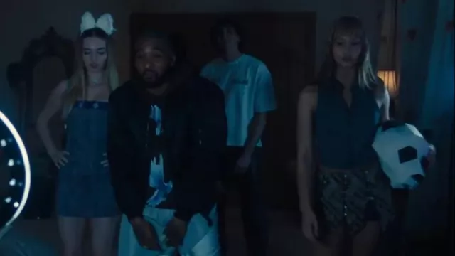 Jupe à panneaux AVAVAV portée par Grace (Imogen Faires) telle que vue dans Wild Cherry (S01E01)