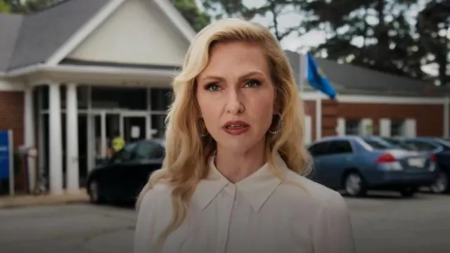 Boucles d’oreilles Ben Bridge en turquoise à cerceau portées par Courteney Potter (Jenn Lyon) telles que vues dans Stumble (S01E01)