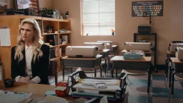 Blazer de petit ami à un bouton en mélange express porté par Courteney Potter (Jenn Lyon) tel que vu dans Stumble (S01E01)