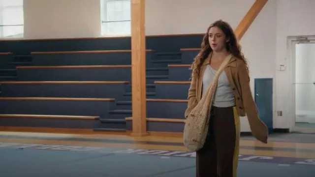 No Boundaries Festival Crochet Hobo Bag que lleva Sally (Georgie Murphy) como se ve en Stumble (S01E01)