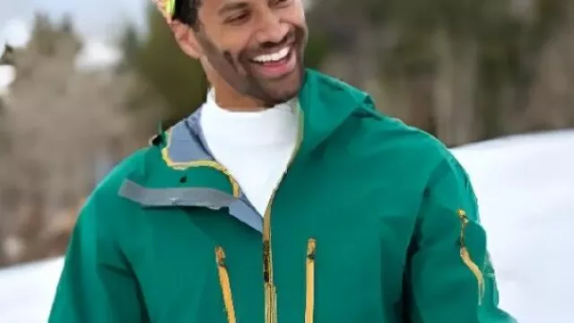 Veste de ski zippée portée par Self - Host (Jonathan Bennett) comme on le voit dans Le Monde de Mr. Christmas (S02)