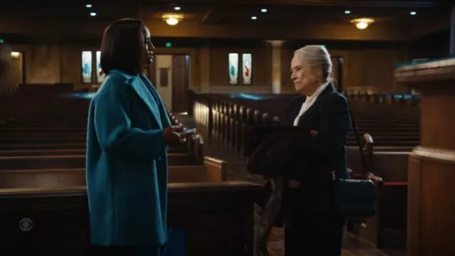 Lily Rose. Sac bandoulière à rabat tressé porté par Madeline 'Matty' Matlock (Kathy Bates) tel que vu dans Matlock (S02E06)