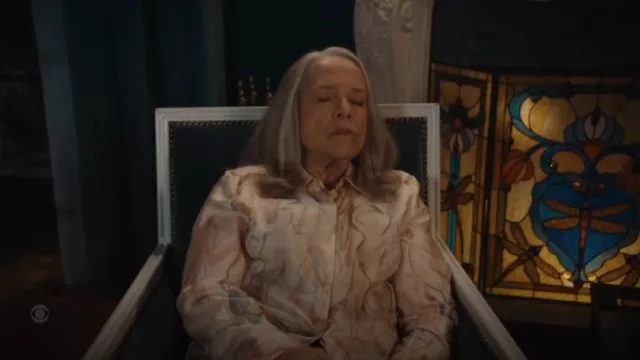 Blasier Lafayette 148 à motif gestuel en sergé en sergé porté par Madeline « Matty » Matlock (Kathy Bates) tel que vu dans Matlock (S02E06)