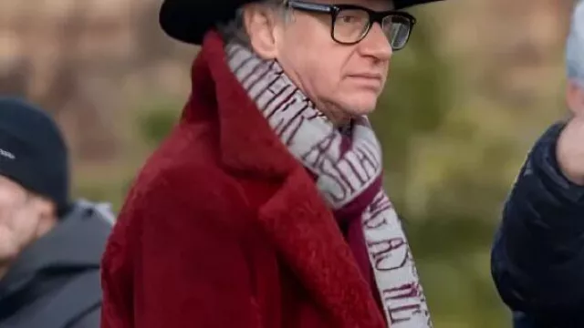 Abrigo rojo que lleva Millie (Paul Feig) como se ve en La criada