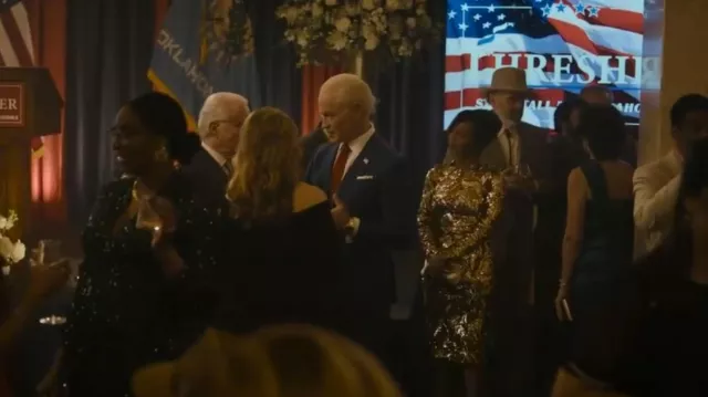 Robe cocktail à manches longues à sequins Helsi Tatiana portée par Tina (Tatiana Lia Zappardino) telle que vue dans Tulsa King (S03E08)