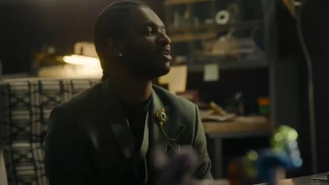 Broche à chaîne carrée diamant à pompons KhuWan portée par Tyson (Jay Will) telle que vue dans Tulsa King (S03E09)