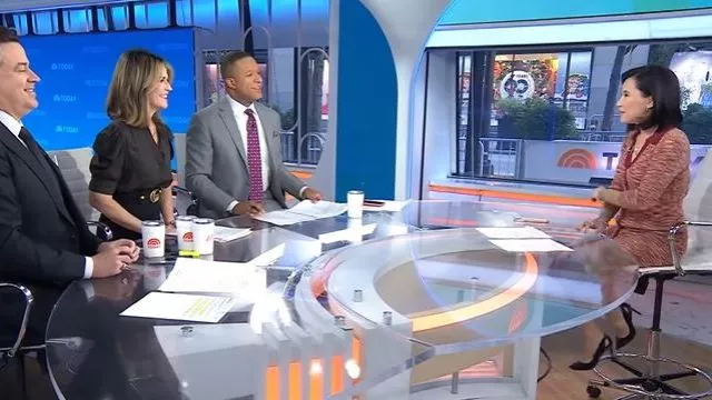 Robe Midi bodycon à boutons à boutons Jessica Simpson Livvy Simpson portée par Vicky Nguyen, telle que vue dans Today le 17 novembre 2025