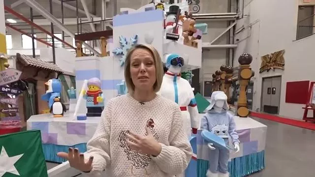 Molly Yeh x Tractor Supply Pull à col rond porté par Dylan Dreyer, tel que vu dans Today le 18 novembre 2025