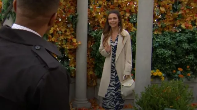 Sac JW Pei Lucia en blanc porté par Victoria Newman (Amelia Heinle) tel que vu dans The Young and the Restless le 14 novembre 2025