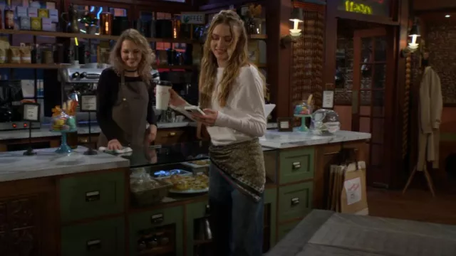 Jeans amples Zara Low Rise portés par Claire Grace (Hayley Erin) tels que vus dans The Young and the Restless le 17 novembre 2025