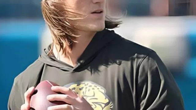 Trevor Lawrence Jacksonville Jaguars Hommag au service Chemise à capuche