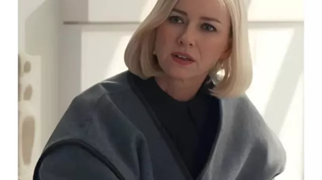 Abrigo de manta gris con ribetes en cuero de Naomi Watts 2025