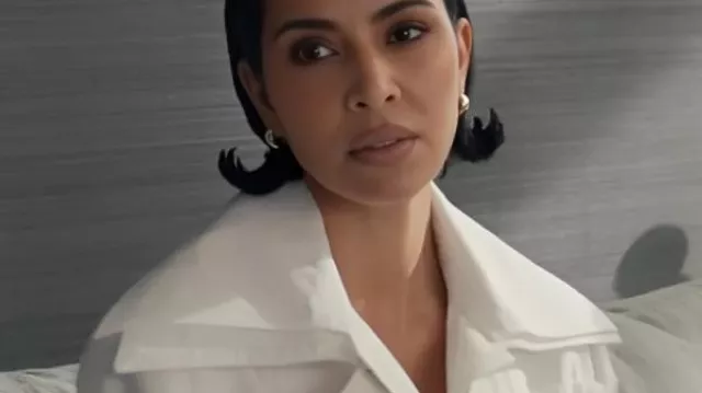 Chaqueta safari blanca de Kim Kardashian de Allura Grant (Kim Kardashian) vista en All's Fair (S01)