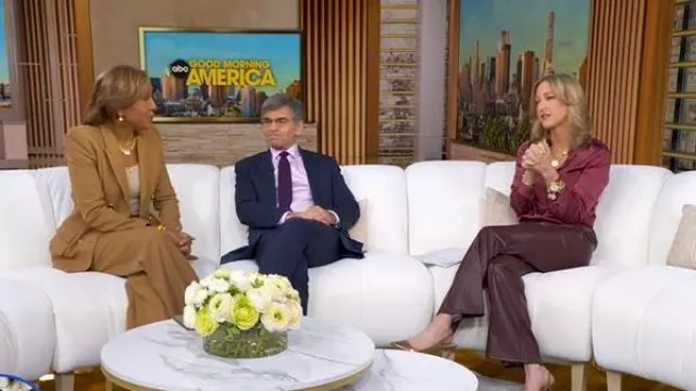 Sergio Hudson Short B ajusté et veste à rabats portée par Robin Roberts, comme on le voit dans Good Morning America le 17 novembre 2025