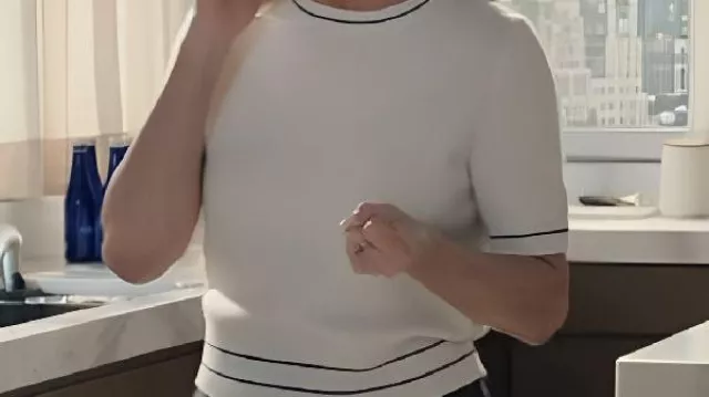 Pull en laine blanche porté par Alex Levy (Jennifer Aniston) dans The Morning Show