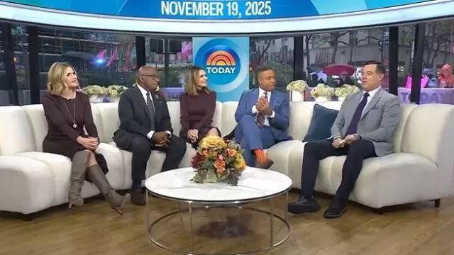 Botte haute Veronica Beard Tarian portée par Jenna Bush Hager telle que vue dans Today le 19 novembre 2025