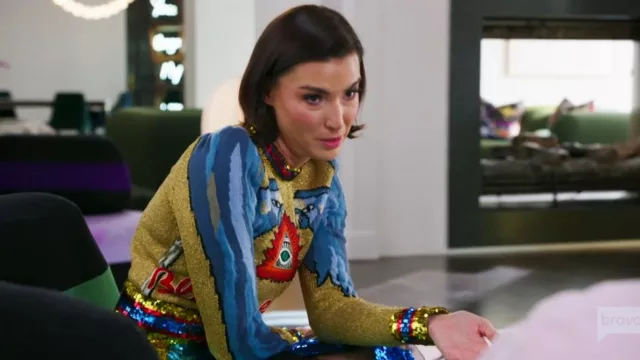 Jupe Midi plissée noire en tulle noir multicolores à sequins arc-en-ciel automne 2016 de Gucci, portée par Bronwyn Newport telle que vue dans The Real Housewives of Salt Lake City (S06E10)