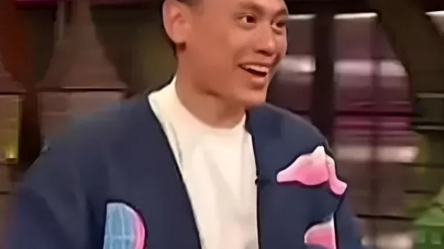 Jon M Chu Kelly Clarkson Show 2025 Jersey impreso visto en The Kelly Clarkson Show