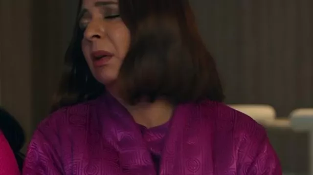 Loot S03 Bata acolchada morada de Molly Wells que lleva Molly Novak (Maya Rudolph) tal como se ve en Loot