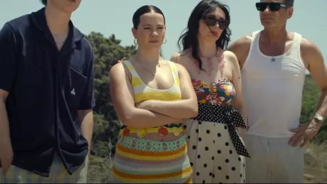 Débardeur rayé blanc et jaune tais porté par April Tanner (Teddie Allen) tel que vu dans Malice (S01E02)