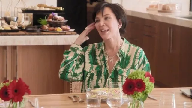 Blouse Ulla Johnson Soren portée par Kris Jenner telle que vue dans The Kardashians (S07E05)