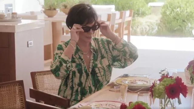 Lunettes de soleil carrées Bottega Veneta Sharp portées par Self (Kris Jenner) telles que vues dans The Kardashians (S07E05)