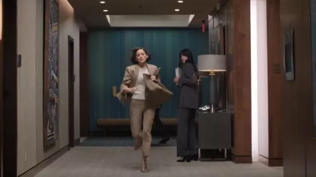 Sandale à bretelle Valentino Rockstud 90 mm portée par Céline Dumont (Marion Cotillard) telle que vue dans The Morning Show (S04E10)